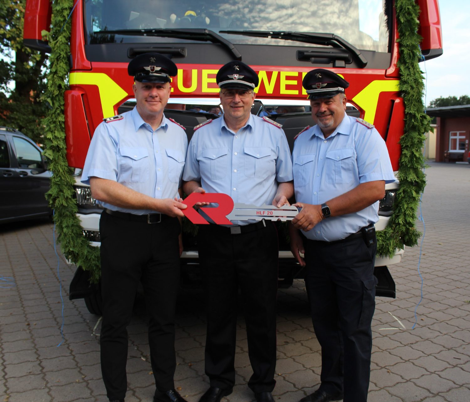 Laars Gerstenkorn bei der Übergabe des neuen Feuerwehrfahrzeugs in Scharnebeck